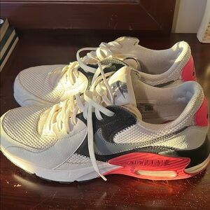 Nike White and Pink Athletic Shoes with Breathable Mesh and Iconic Swoosh